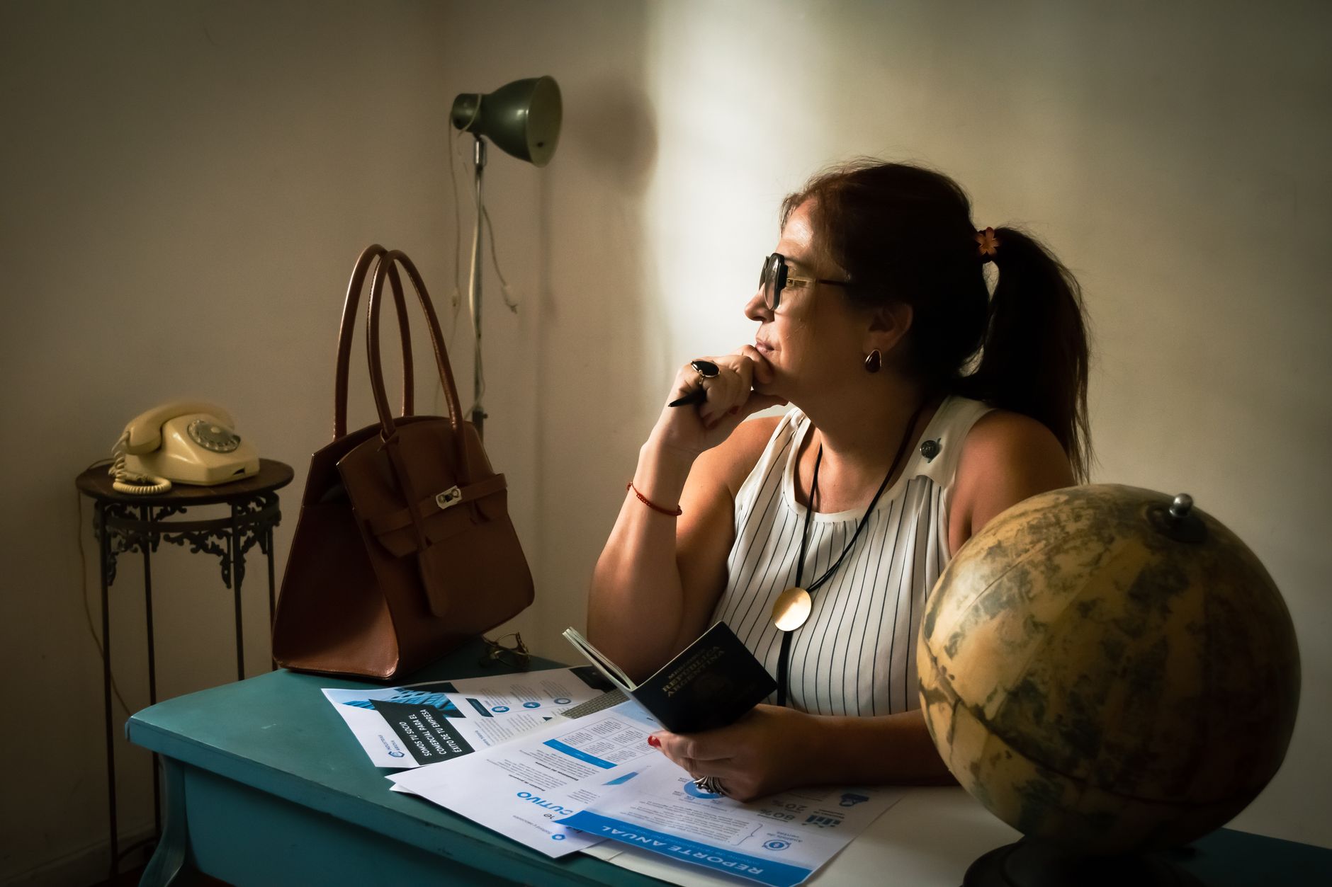 Escritorio con informes, globo y documentos