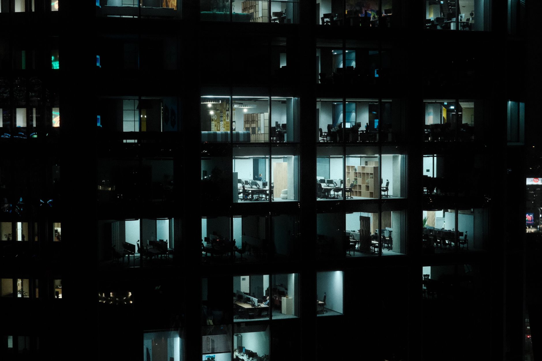 Oficinas iluminadas de noche