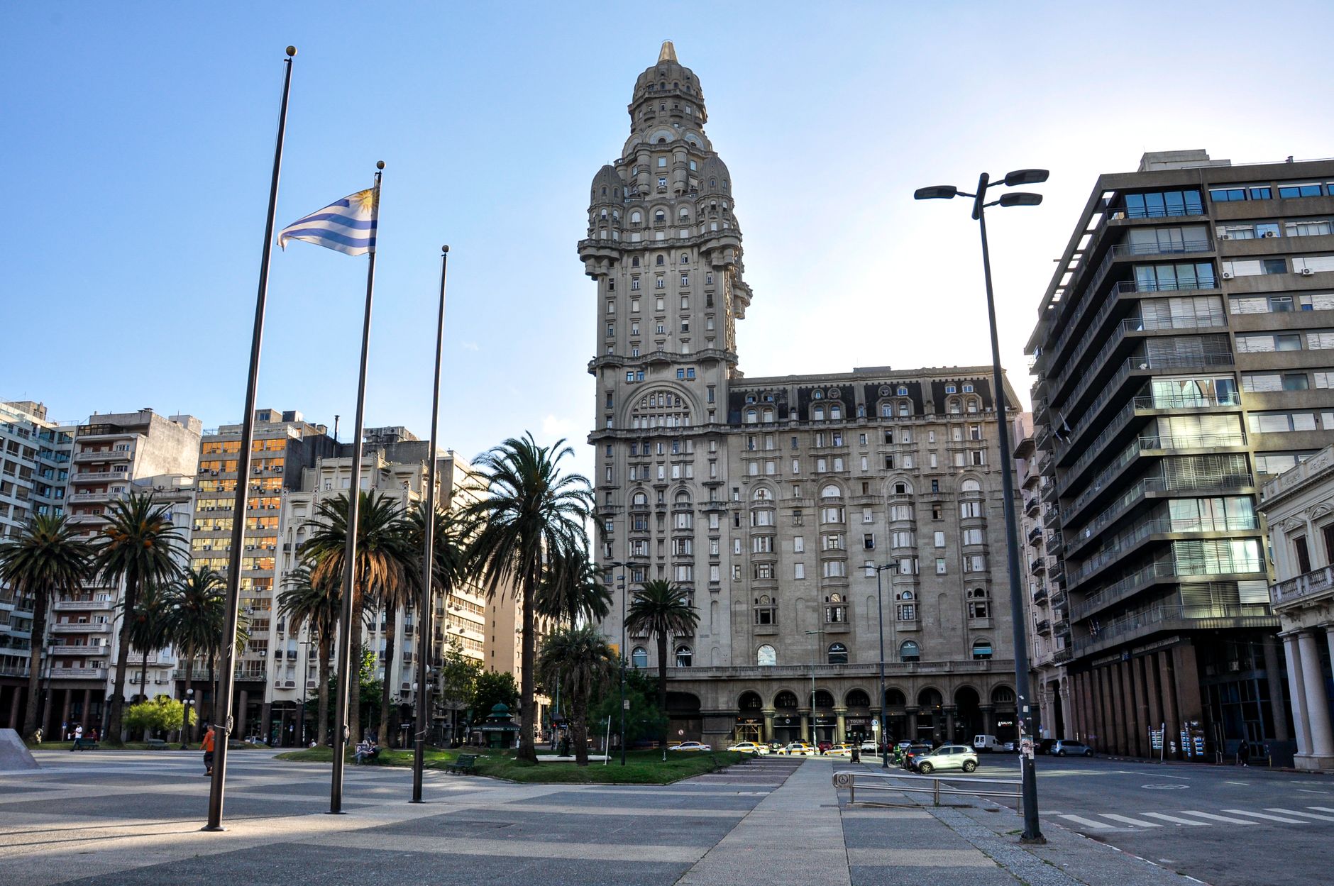 Plaza y edificio de estilo académico